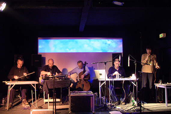 stark bewölkt Quartett mit Rhodri Davies (photo: Gunnar Lettow)